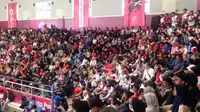 Penonton memberi dukungan kepada atlet pencak silat Indoensia di Asian Games 2018. (Bola.com/Benediktus Gerendo)