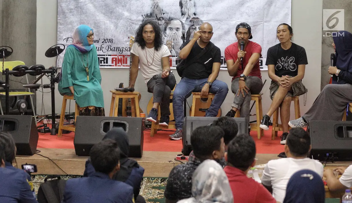 Ridho Slank menjadi narasumber acara Halal Bihalal sekaligus Hari Anti Narkotika Internasional (HANI) di Markas Slank, Jakarta, Rabu (27/6). Personel Slank mengungkapkan proses mereka lepas dari jeratan kecanduan narkoba. (Liputan6.com/Faizal Fanani)