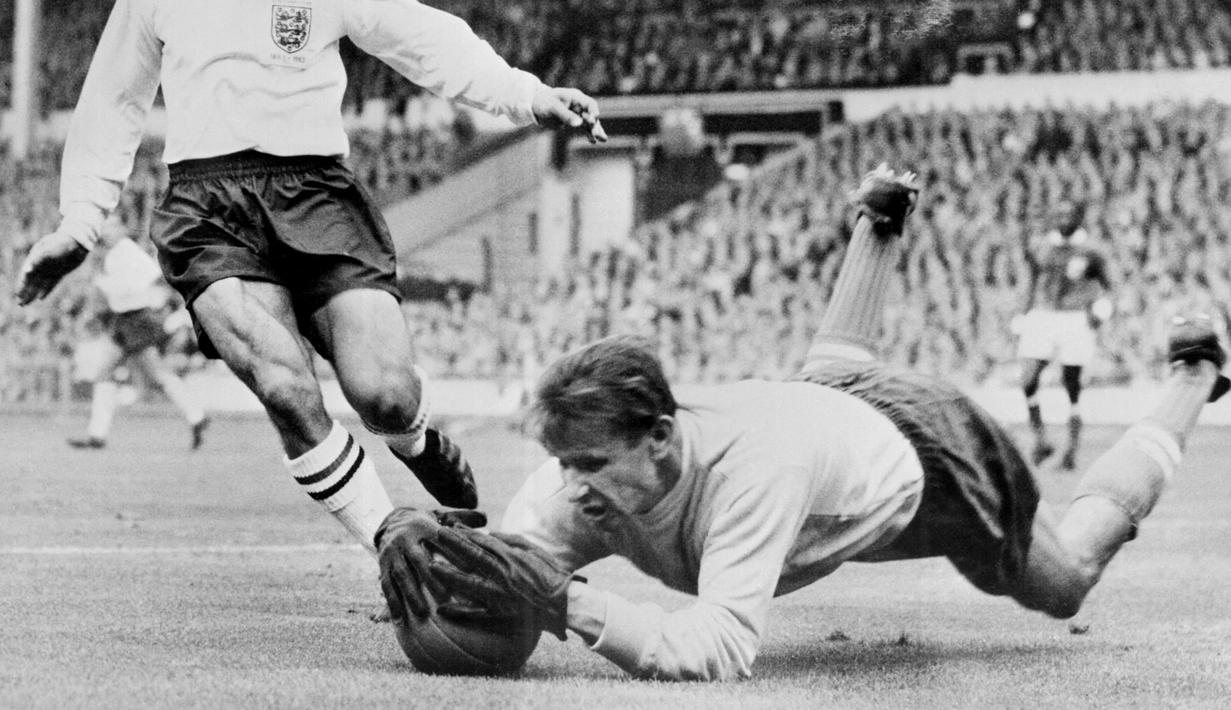 Lev Yashin menjadi pemenang penghargaan Ballon d'Or edisi selanjutnya, setelah Josef Masopust. Ia merupakan kiper Dinamo Moscow. Pria asal Rusia ini menjadi satu-satunya penjaga gawang yang pernah meraih penghargaan Ballon d'Or. Lev Yashin sukses mengungguli Gianni Rivera dari AC Milan dan Jimmy  Greaves dari Tottenham Hotspur. (AFP/Staff)