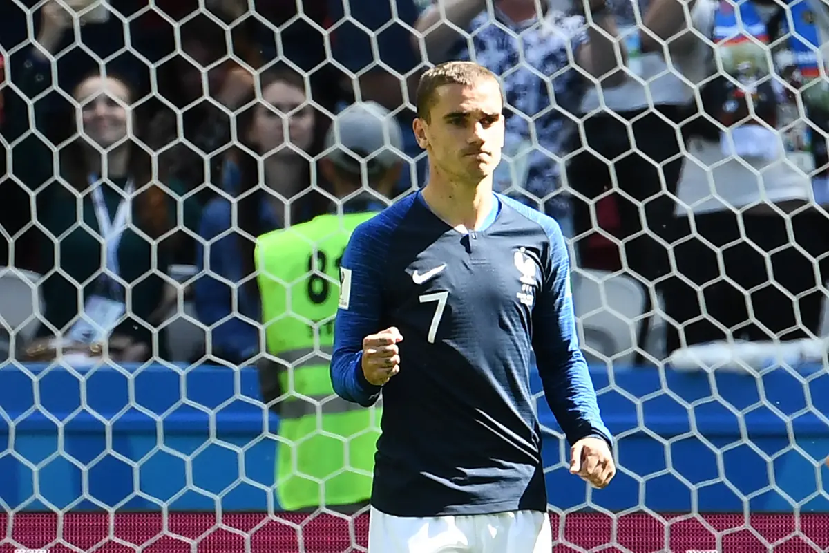 Bomber Timnas Prancis, Antoine Griezmann membawa timnya unggul 1-0 atas Australia lewat titik putih. (FRANCK FIFE / AFP)