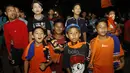 Sejumlah Jakmania cilik ikut meramaikan acara nonton bareng laga Persib kontra Persija di Kalideres, Jakarta, Sabtu (22/7/2017). Dilarang datang ke GBLA membuat Jakmania menggelar nobar di beberapa titik ibu kota. (Bola.com/M Iqbal Ichsan)