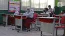 Sejumlah murid  mengikuti kegiatan belajar di SD Negeri 6, Bekasi, Jawa Barat, Selasa (4/8/2020). Pemerintah setempat memberikan izin kepada enam sekolah untuk melakukan uji coba pembelajaran tatap muka selama satu bulan. (Liputan6.com/Herman Zakharia)