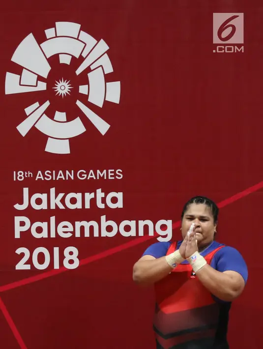 Lifter Indonesia, Nurul Akmal bersiap melakukan angkatan di kelas 75+ kilogram putri angkat besi Asian Games 2018 di JI Expo,Kemayoran, Senin (27/8). Nurul Akmal gagal meraih medali dengan total seberat 253 kilogram. (Lipujtan6.com/Helmi Fithriansyah)