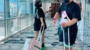 Saat melakukan perjalanan bersama, Fuji dan Thariq Halilintar kembali kompak dengan koper berbentuk sama, dan mereka juga memakai baju warna senada. (Foto: Instagram/@fuji_an)