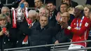 Pelatih Manchester United, Jose Mourinho mengangkat Piala Liga Inggris, setelah timnya mengalahkan Southampton dalam pertandingan final di Stadion Wembley, London, (27/2). (AFP Photo / Ian Kington)