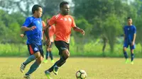 Ronald Sesmot mengikuti seleksi bersama Arema FC menghadapi putaran kedua Liga 1 2017. (Bola.com/Iwan Setiawan)