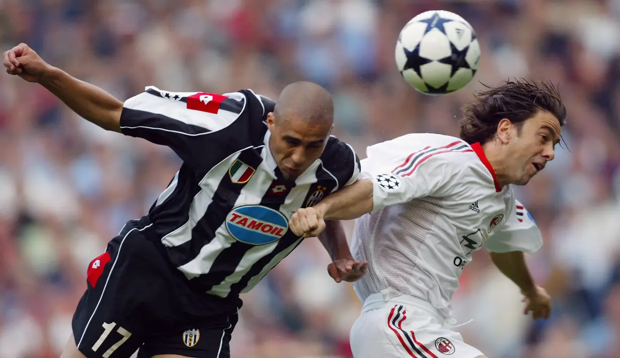 Final musim 2002/2003. Dua tim dari Liga Italia, Juventus dan AC Milan bertemu di laga final Liga Champions musim 2002/2003. Laga yang digelar di Old Trafford Stadium, Manchester, Inggris (28/5/2003) itu akhirnya dimenangkan AC Milan 3-2 melalui adu penalti, setelah kedua tim bermain imbang 0-0 hingga babak perpanjangan waktu. (AFP/Adrian Dennis)