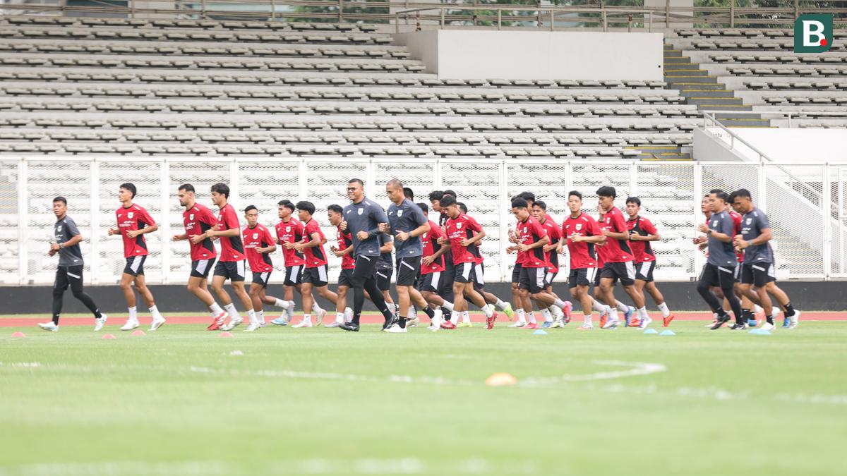 La Grande Datangi Latihan Timnas Indonesia U-22 Sebelum SEA Games 2025, Bentangkan 2 Spanduk Besar dan Nyalakan Suar: Hanya Ada Medali Emas!