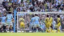 Pemain Manchester City, Kevin De Bruyne (kiri) mencetak gol melalui tendangan bebas ke gawang Leicester dalam laga lanjutan Liga Inggris 2024/2025 di Etihad Stadium, Manchester, Inggris, Sabtu (12/04/2025) waktu setempat. (AP Photo/PA/Martin Rickett)