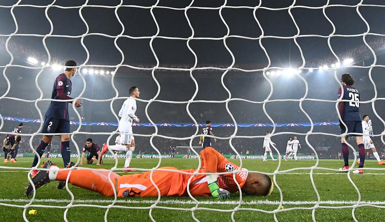 Kiper PSG, Alphonse Areola, tertunduk usai dibobol gelandang Real Madrid, Casemiro, pada laga Liga Champions di Stadion Parc des Princes, Paris, Selasa (6/3/2018). Madrid berhasil lolos ke delapan besar. (AFP/Franck Fife)