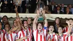 Para pemain Atletico Madrid bersorak setelah memastikan menjuarai Piala Super Eropa dengan mengalahkan Inter Milan 2-0 di Monaco, 27 Agustus 2010. AFP PHOTO/VALERY HACHE