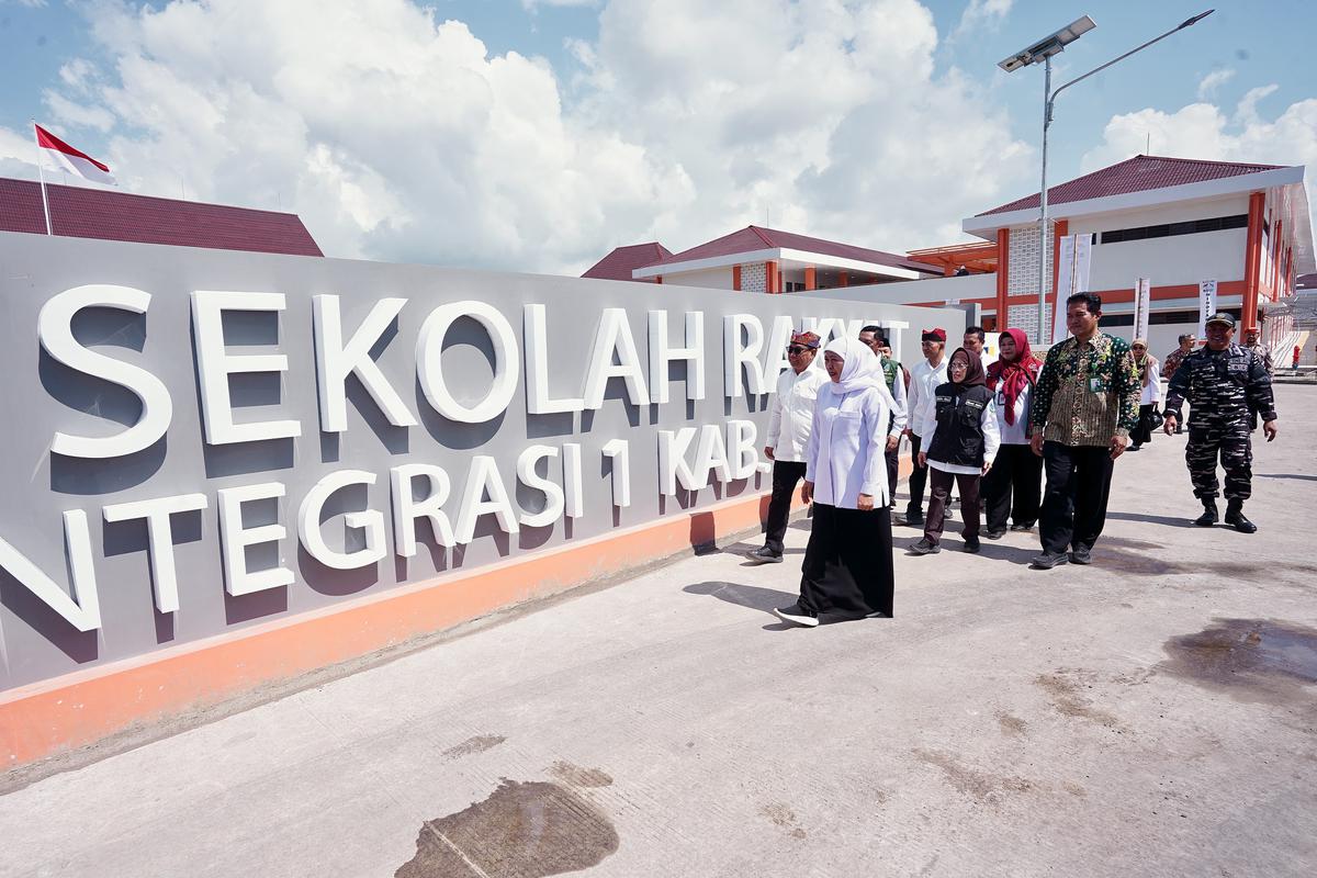Momen Khofifah Terpikat Lagu Osing Siswi Sekolah Rakyat Banyuwangi, Berakhir Undangan ke Grahadi