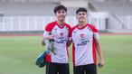 Timothy Baker dan Mathew Baker berpose setelah mengikuti sesi latihan Timnas Indonesia U-20 di Stadion Madya, Jakarta, Rabu (15/1/2025). (Bola.com/M Iqbal Ichsan)