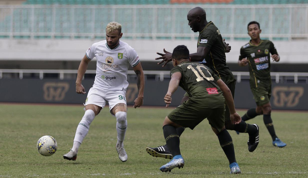Striker Persebaya Surabaya, Diogo Campos, berusaha melewati pemain Tira Persikabo pada laga Shopee Liga 1 di Stadion Pakansari, Bogor, Sabtu (9/11). Persebaya tahan imbang Tira Persikabo 2-2. (Bola.com/Yoppy Renato)