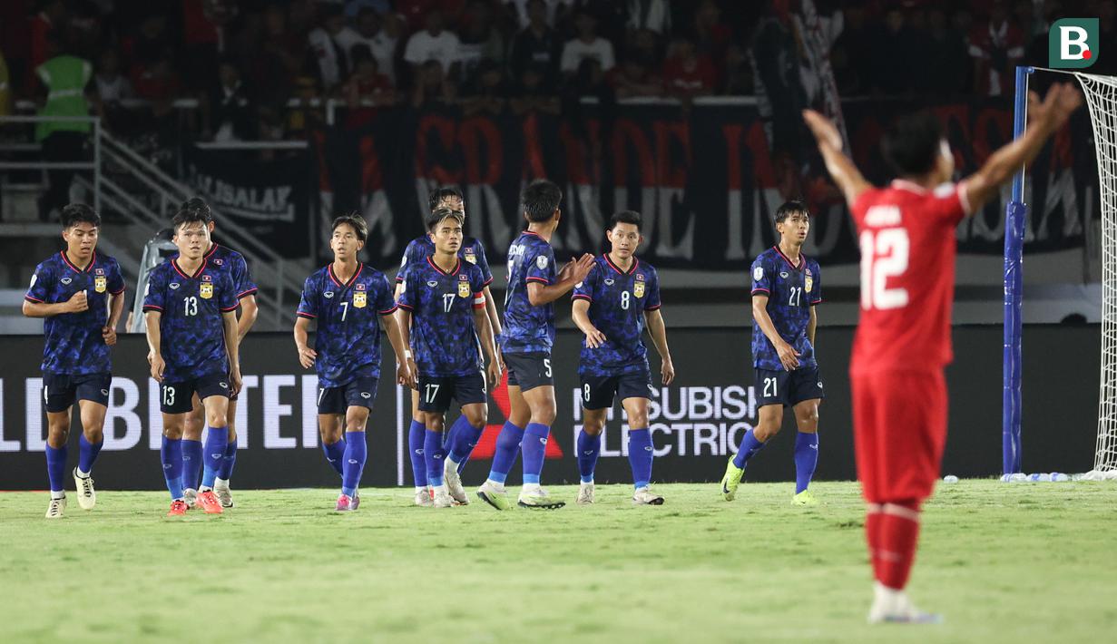 <p>Pemain Laos merayakan gol pertama timnya yang dicetak oleh&nbsp;Phousomboun Panyavong ke gawang Timnas Indonesia pada&nbsp;laga lanjutan Grup B Piala AFF 2024 di Stadion Manahan, Solo, Jawa Tengah, Kamis (12/12/2024). (Bola.com/Abdul Aziz)</p>