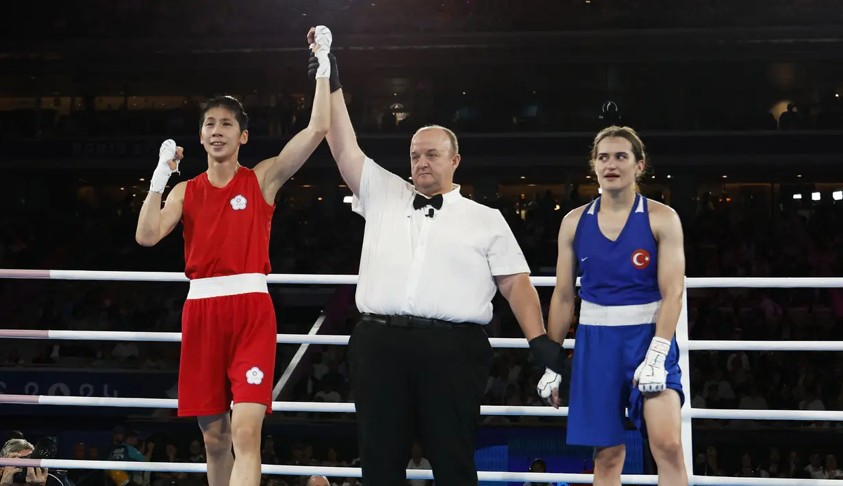 Petinju Taiwan Lin Yu-ting berselebrasi setelah mengalahkan Esra Yildiz Kahraman dari Turki (biru) pada partai semifinal cabang olahraga (cabor) tinju nomor 57 kg putri Olimpiade Paris 2024 di Stadion Roland-Garros, Rabu (7/8/2024). (Peter Cziborra / POOL / AFP)