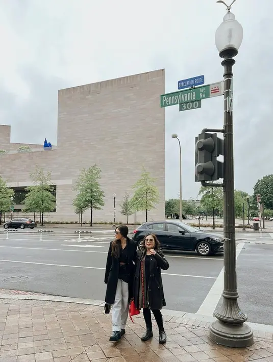 Pemilihan model sampai warna pakaian yang senada, sering diperlihatkan Jessica Mila dan sang mama. Terutama saat mereka liburan. [Foto: Instagram @jscmila]