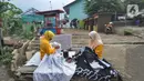 Warga menyelesaikan pembuatan batik tulis saat pelaksanaan kegiatan mural Raincity Strike #8 di Kampung Batik Cibuluh, Bogor, Minggu (22/11/2020). Kegiatan seni mural ini bertujuan diantaranya pengembangan kampung batik sebagai destinasi wisata dengan seni mural. (merdeka.com/Arie Basuki)