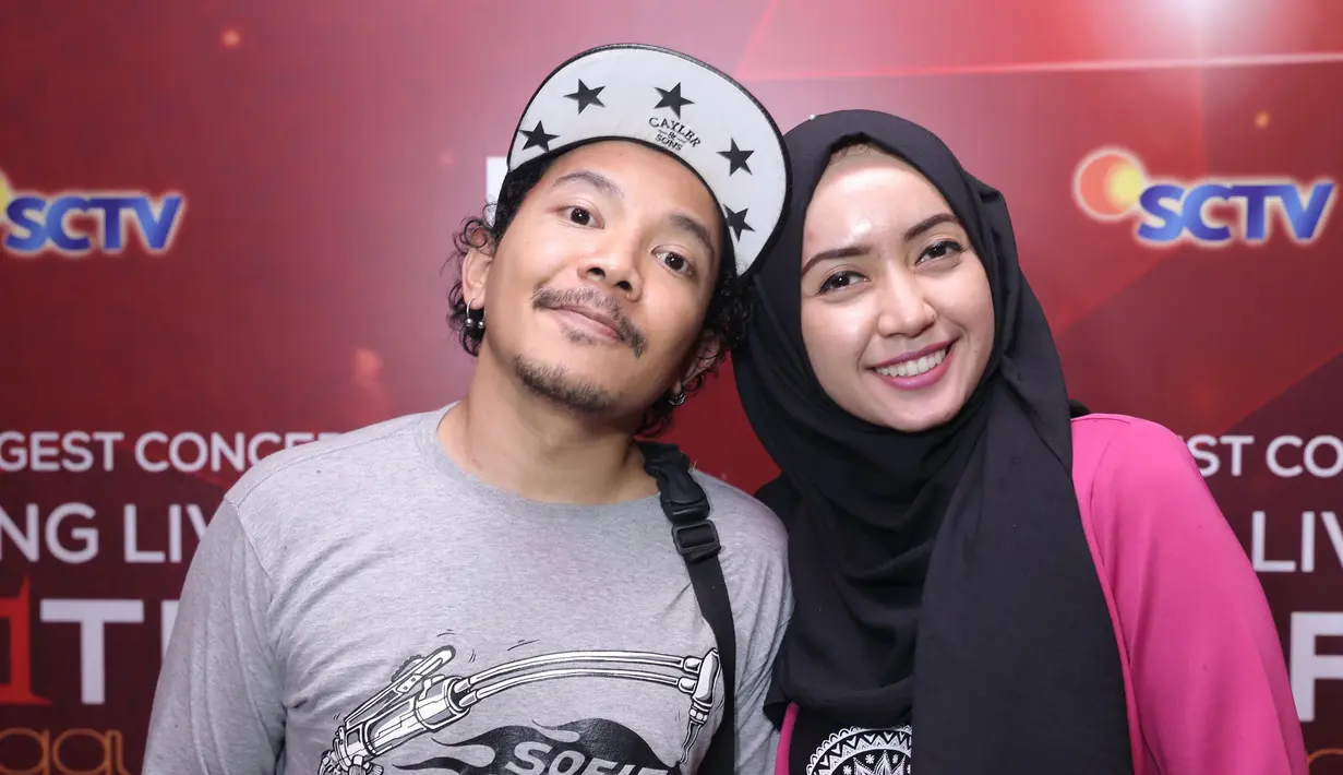 Sebagai pengantin baru, Carol juga merasa tidak terganggu dengan padatnya jadwal sang suami. Pengertian sangat dibutuhkan memiliki suami musisi. Apalagi saat melakukan tur keliling. (Galih W. Satria/Bintang.com)