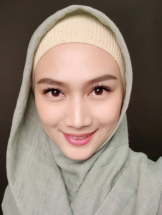 Tampil Cantik Berhijab di Tanah Suci, Melody eks JKT48 ...