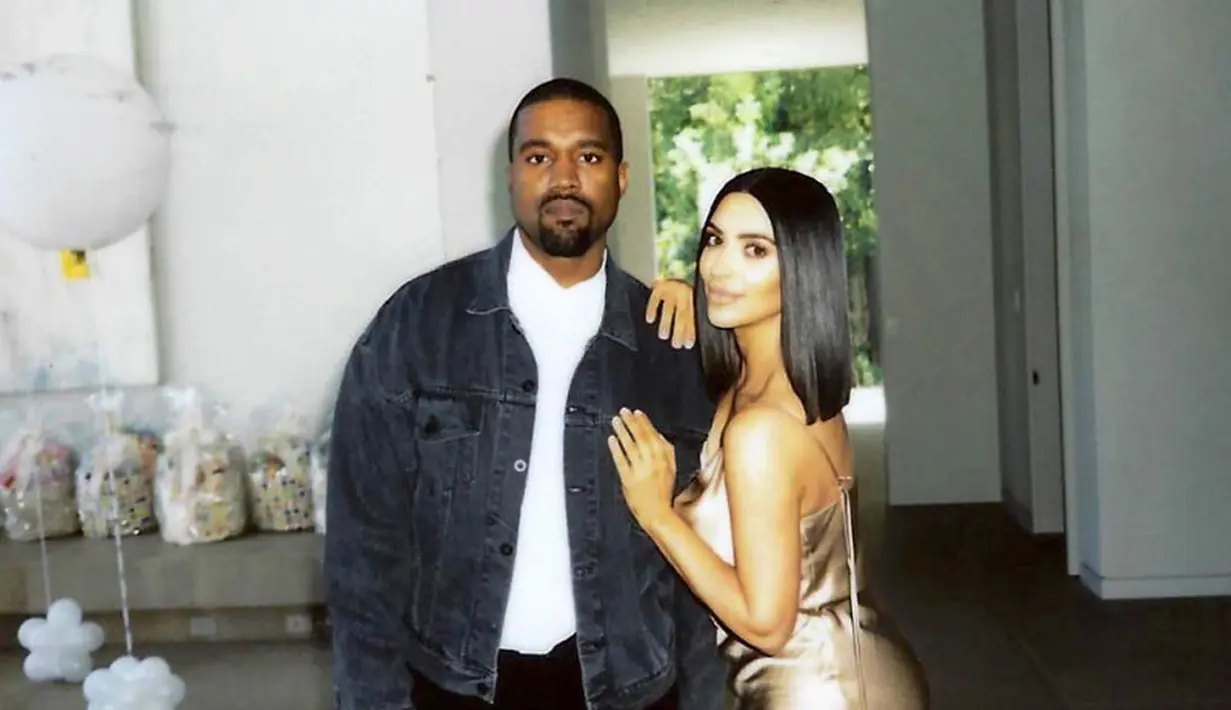 Kim Kardashian dan Kanye West tengah merayakan ulang tahun pernikahan ke-4. Mereka berdua memang kerap tampil mesra. (instagram/kimkardashian)
