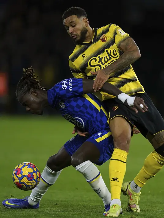 Bek Chelsea, Trevoh Chalobah mengontrol bola dari kawalan pemain Watford, Joshua King pada pertandingan lanjutan Liga Inggris di  Vicarage Road, Watford, Inggris (2/12/2021). Chelsea menang tipis atas Watford 2-1. (Mike Egerton/PA via AP)