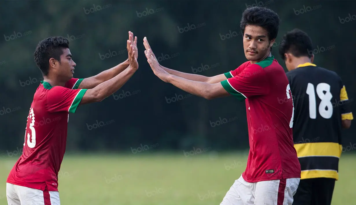 Striker Indonesia U-19, Muhammad Rafli, merayakan gol yang dicetaknya ke gawang PPLM pada laga ujicoba di Lapangan NYTC Sawangan, Depok, Jawa Barat, Jumat (5/8/2016). Indonesia U-19 menang 3-0 atas PPLM. (Bola.com/Vitalis Yogi Trisna)
