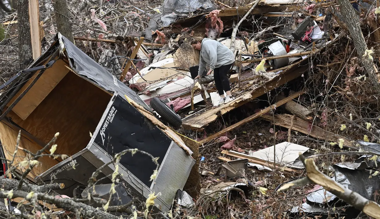 Badai dan tornado yang parah di Tennessee menewaskan sedikitnya enam orang pada hari Sabtu. (AP Photo/Mark Zaleski)