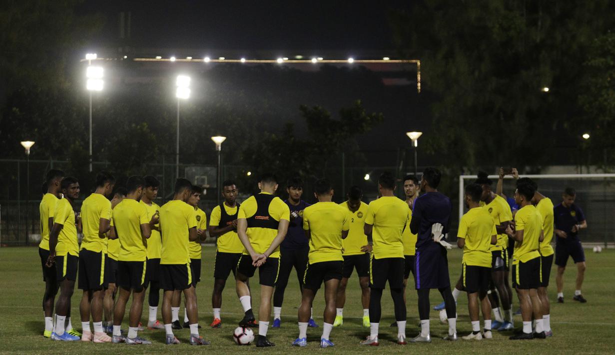 Pemain Timnas Malaysia saat latihan jelang laga kualifikasi Piala Dunia di Lapangan ABC, Senayan, Jakarta, Selasa (3/9). Malaysia akan berhadapan dengan Indonesia. (Bola.com/M Iqbal Ichsan)
