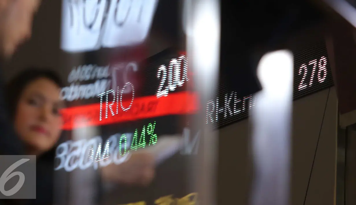 Pengunjung melintasi layar di Bursa Efek Indonesia, Jakarta, Senin (27/6).Pada pra pembukaan perdagangan saham, IHSG melemah 30,52 poin atau 0,63 persen ke level 4.804,04. (Liputan6.com/Angga Yuniar)