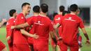 Pemain Timnas Indonesia, Jay Idzes (kiri) berbincang dengan Jordy Amat saat melakoni latihan resmi menjelang laga FIFA Series 2026 melawan St Kitts and Nevis di Stadion Madya, Senayan, Jakarta, Kamis (26/03/2026). (Bola.com/M Iqbal Ichsan)