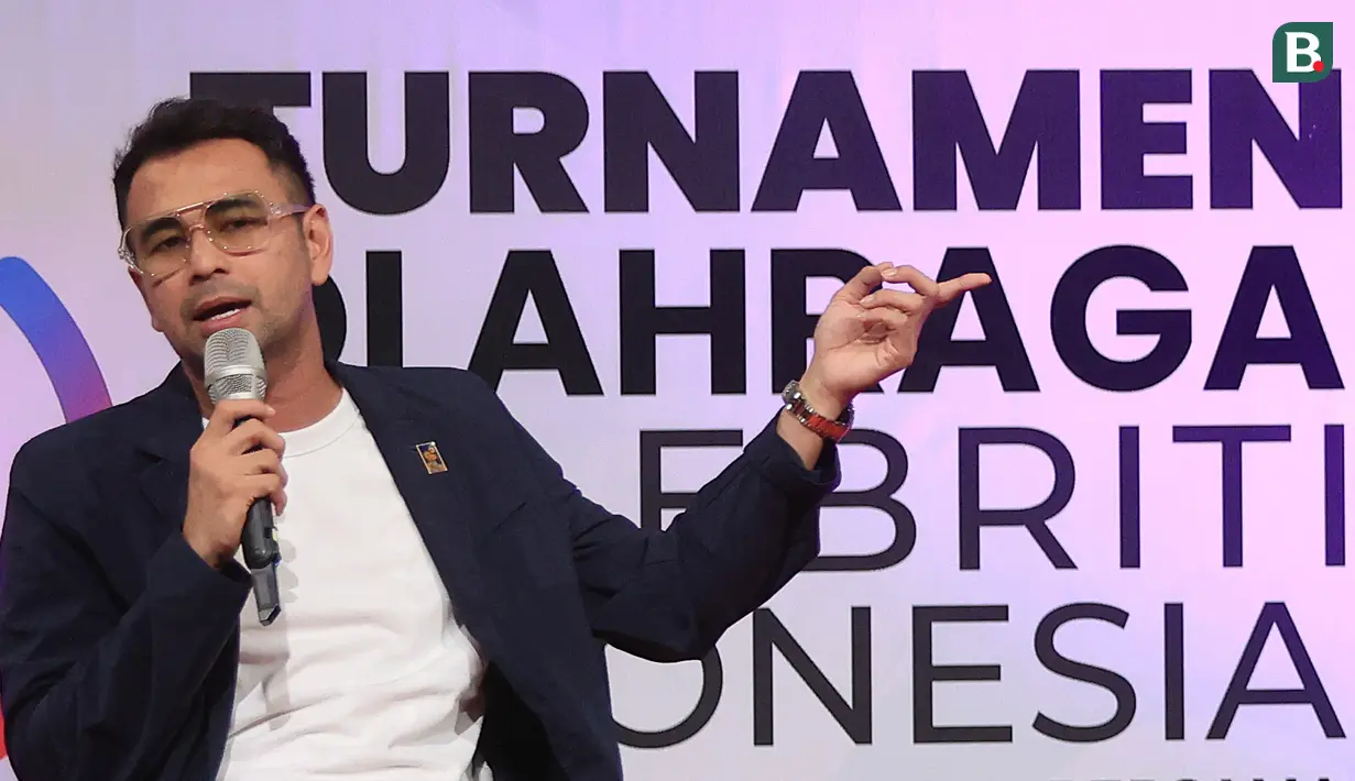 Artis Raffi Ahmad (kanan), memberikan keterangan saat konferensi pers Turnamen Olahraga Selebriti Indonesia (OSI) yang berlangsung di SCTV Tower, Jakarta, Selasa (4/7/2023). (Bola.com/Ikhwan Yanuar)