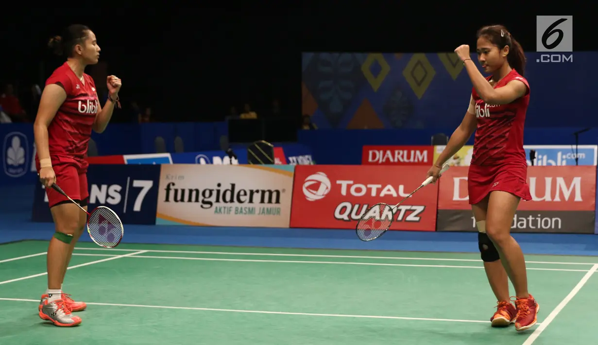 Ganda Putri Indonesia, Anggita S Awanda/Ni Ketut Mahadewi mengepalkan tangan saat melawan Jung Kyung Eun/Shin S Chan di Babak Kedua Indonesia Open 2017, Jakarta, Jumat (16/6). Anggita/Ni Ketut menang 21-15, 12-21, 21-15. (Liputan6.com/Helmi Fithriansyah)