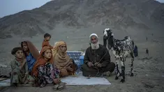 Para pengungsi Afghanistan duduk di sebuah kamp di dekat perbatasan Pakistan-Afghanistan, di Torkham, Afghanistan, Jumat, 3 November 2023. (AP Photo/Ebrahim Noroozi)