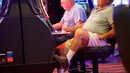 Sejumlah pria lansia bermain mesin slot di Dover Downs Casino, Delaware (5/6). (Mark Makela/Getty Images North America/AFP)