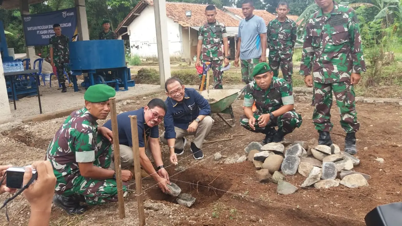 Bantuan tersebut diserahkan langsung kepada Wadan Yonif 312/KH Mayor Inf Dedi Risdiyantoro.