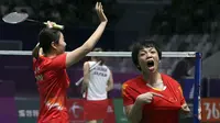 Pasangan China, Qingchen Chen dan Yifan Jia, melakukan selebrasi usai mengalahkan pasangan Jepang Misaki Matsutomo and Ayaka Takahashi, pada laga Asian Games di Jakarta, Senin (27/8/2018). (AP/Achmad Ibrahim)