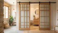 6 Inspirasi Pintu Sliding Kamar Mandi, Pilihan Model Modern hingga Japandi