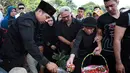 Proses pemakaman almarhum Rodjali bin Toto. Sebelumnya, kabar duka tersebut beredar lewat ‘broadcast’ media sosial di kalangan awak pers. (Deki Prayoga/Bintang.com)