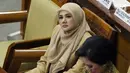 Anggota DPR Mulan Jameela saat mengikuti Rapat Paripurna ke-2 di Kompleks Parlemen, Jakarta, Selasa (1/10/2019). Istri Ahmad Dhani tersebut lolos sebagai anggota DPR periode 2019-2024. (Liputan6.com/JohanTallo)