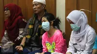 Zanette Kalila Azaira (13), menghadiri salat jenazah tiga korban pembunuhan Pulomas di Masjid At Taubah, Pulomas, Kayuputih, Jakarta, Rabu (28/12). Zanette merupakan satu dari lima yang selamat atas pembunuhan sadis Pulomas. (Liputan6.com/Faizal Fanani)