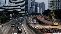 Penampakan pembangunan proyek pengerjaan MRT di Jalan Sudirman-Thamrin, Jakarta, Rabu (22/7/2015). Pembangunan proyek masih berhenti sementara hingga sepekan setelah Lebaran. (Liputan6.com/Johan Tallo)