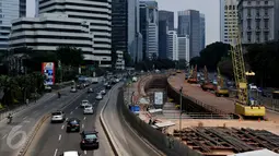 Penampakan pembangunan proyek pengerjaan MRT di Jalan Sudirman-Thamrin, Jakarta, Rabu (22/7/2015). Pembangunan proyek masih berhenti sementara hingga sepekan setelah Lebaran. (Liputan6.com/Johan Tallo)
