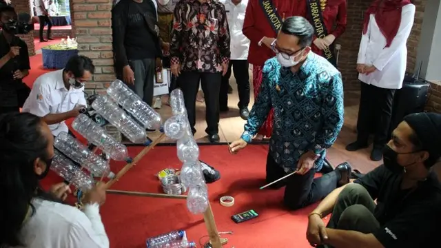 Seniman Cirebon Mengubah Sampah Botol Plastik Jadi Bernada