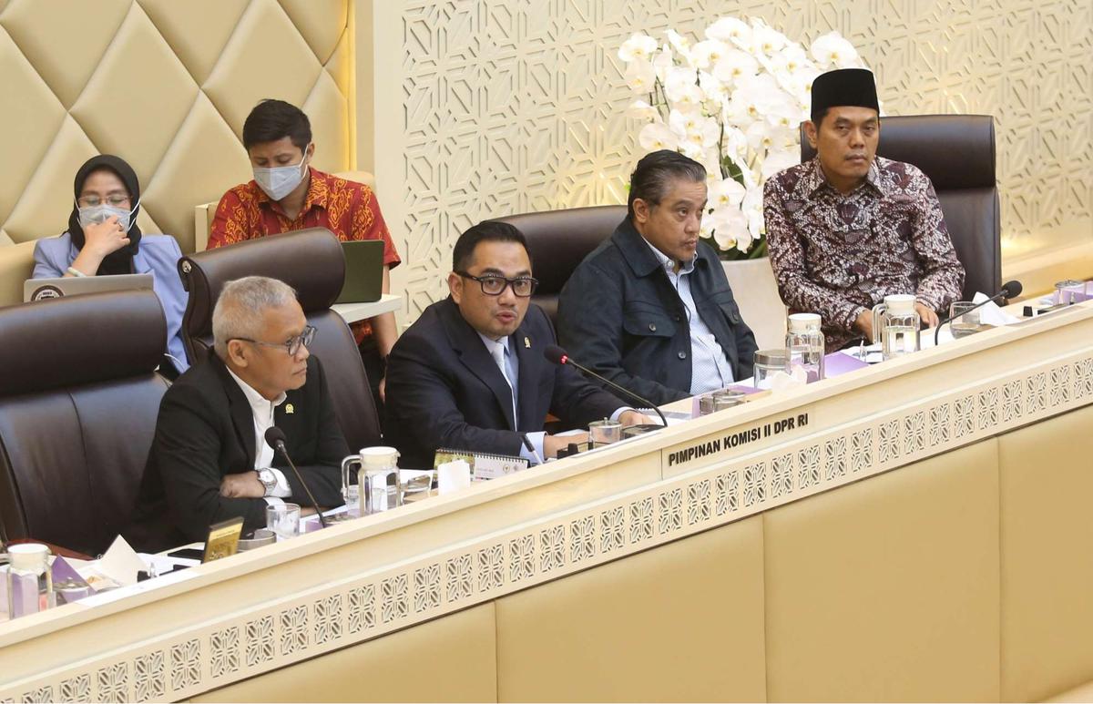 Menteri ATR Nusron Wahid rapat dengan Komisi II DPR terkait pagar laut