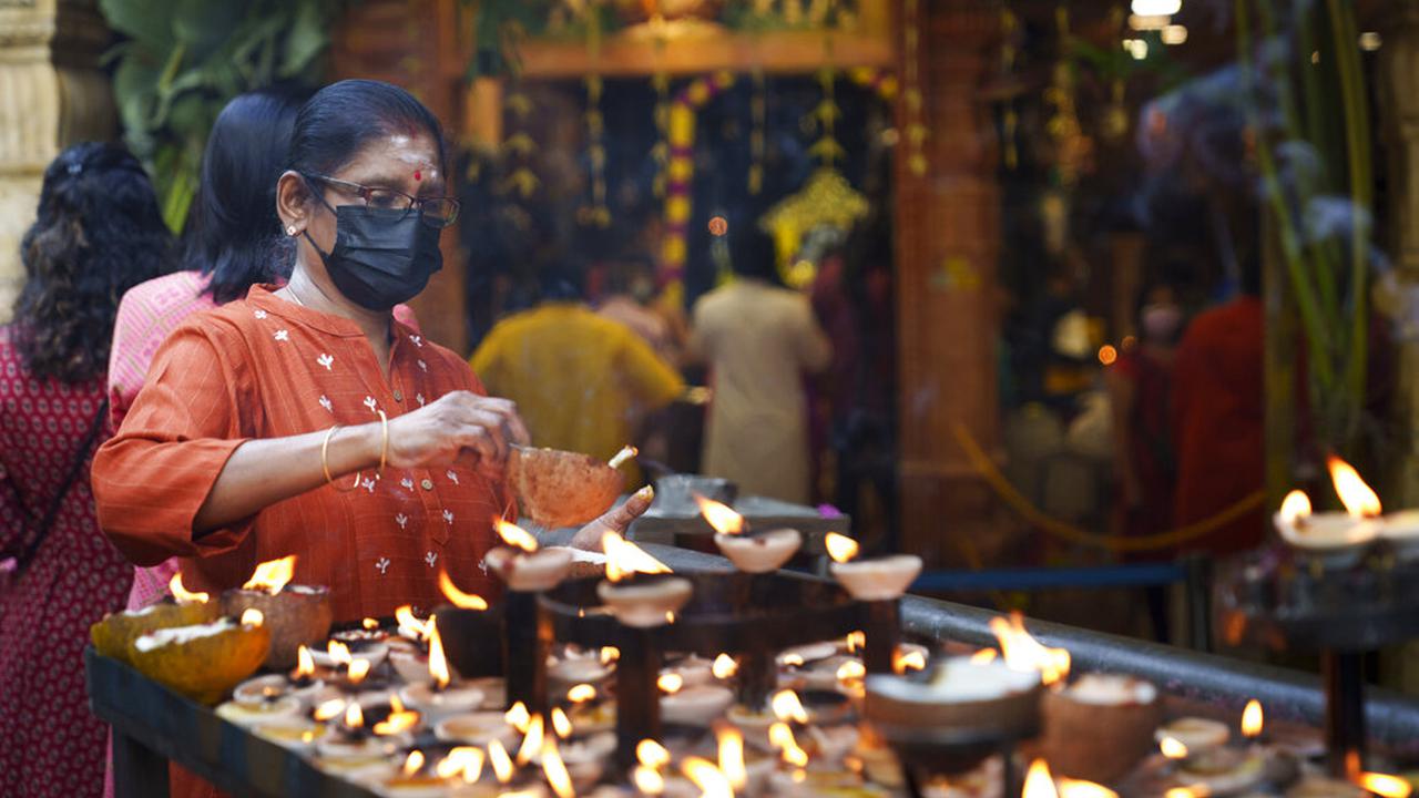 FOTO: Umat Hindu Malaysia Rayakan Festival Diwali di Kuil Batu Caves