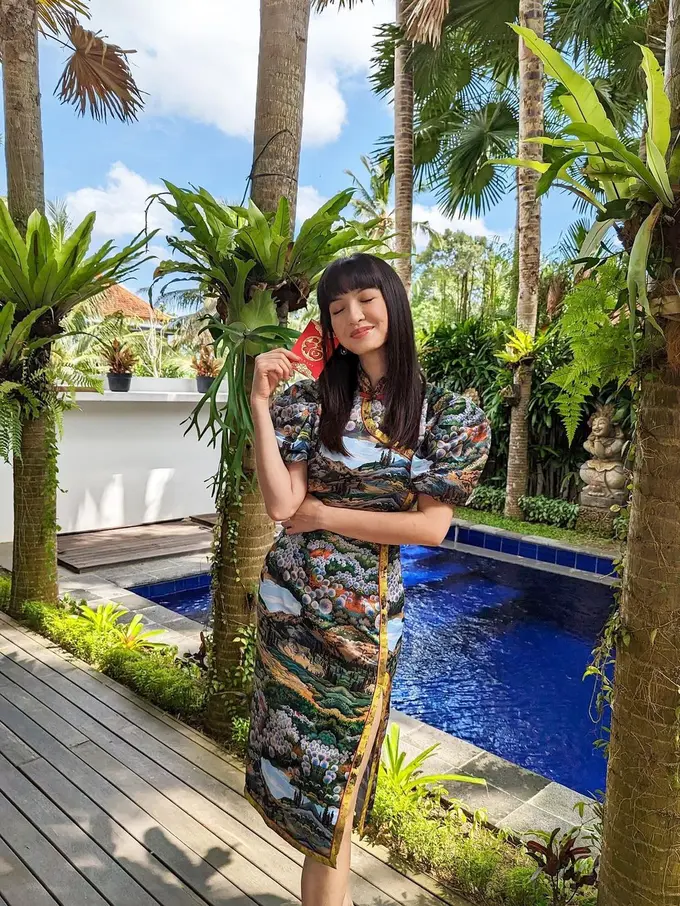 Raline Shah Gunakan Gaun Cheongsam, Bikin Salfok Sampai Dikira Lisa Blackpink