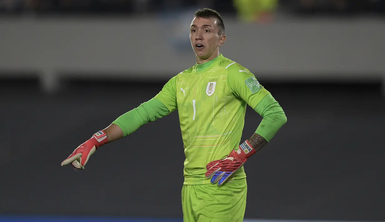 Fernando Muslera. Kiper Uruguay berusia 36 tahun ini telah cukup lama membela Galatasaray yaitu total 12 musim sejak didatangkan dari Lazio pada 2011/2012 dengan nilai transfer 6,75 juta euro. Bersama Timnas Uruguay ia akan menjalani Piala Dunia keempatnya di Qatar nanti setelah sebelumnya ia juga masuk skuad Uruguay pada edisi 2010 hingga 2018. Prestasi terbaiknya adalah pada edisi 2010 saat membawa Uruguay finis di posisi keempat usai kalah 2-3 dari Jerman pada perebutan tempat ketiga. (AFP/Juan Mabromata)