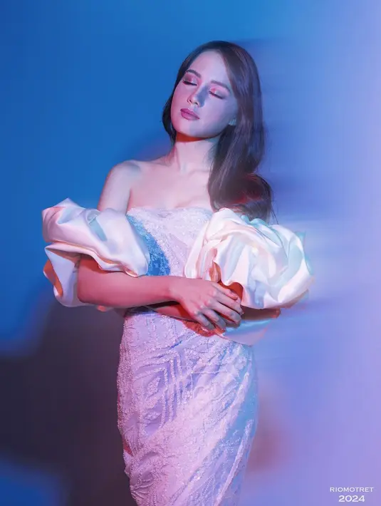 Setelah mengenakan dress off shoulder motif, selanjutnya Nicole Rossi jalani pemotretan dengan memakai dress sabrina warna putih. Sebelumnya memakai dress rancangan Renzi Lazuardi, dress putih sabrina ini merupakan rancangan desainer Dimas Singgih. Wajah cantik artis kelahiran 6 Maret 2010 ini masih dipoles oleh tangan ajaib MUA yang sama yakni Rama Jee. (Liputan6.com/IG/@nicole_rossi_)