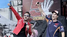 Marc Marquez bernyanyi bersama Giring Nidji dalam acara peluncuran New Honda CBR 250RR di Sirkuit Sentul, Bogor, Jawa Barat (25/10/2016). (Bola.com/Reza Bachtiar)